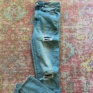 AE Light Wash Hi-Rise Distressed Jegging Jeans!